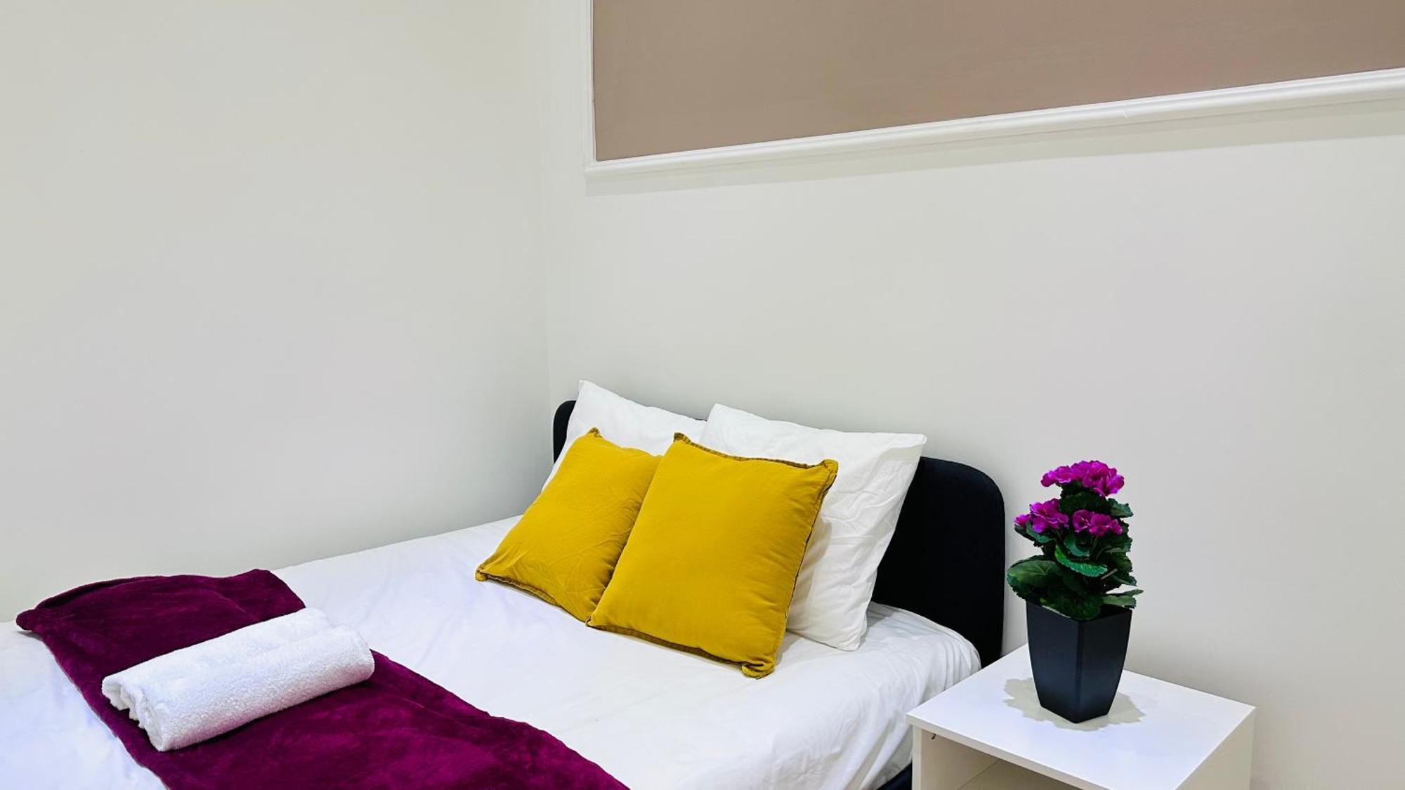 Private Bedroom In The Apartment In Ulloi 66- 5Min To Corvin Negyed, Aldi, Budapest